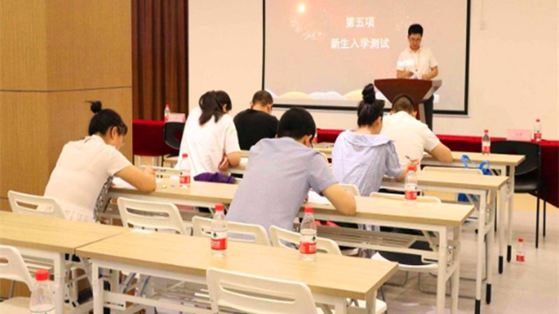 短期技能培训课程的费用主要由以下几部分构成：